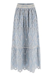 Lichtblauwe rok met ingewikkelde kantpatronen, een gelaagd ontwerp en een decoratieve tailleband met geborduurde accenten.