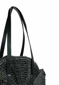 Borsa tote nera intrecciata con design testurizzato, dotata di spesse maniglie in pelle nera e forma arrotondata. Nessun hardware o accentuazione visibili.