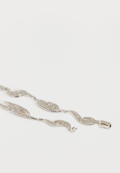 Srebrna zapestnica z valovitimi povezavami, okrašenimi s prozornimi kristali, z teksturirano površino in zaponko z pravokotnim detajlom.