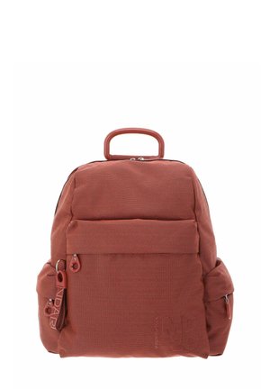 Sac à dos en tissu rouge rouille avec une poignée supérieure, une poche zippée à l'avant, des poches latérales et des tirettes de fermeture éclair marquées.