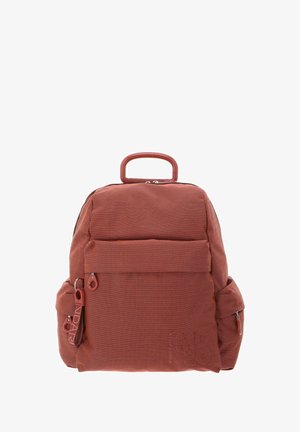 Sac à dos en tissu rouge rouille avec une poignée supérieure, une poche zippée à l'avant, des poches latérales et des tirettes de fermeture éclair marquées.