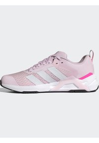 Αθλητικό παπούτσι σε ανοιχτό ροζ χρώμα με άνω μέρος από δίχτυ, λευκό σχέδιο με τρεις ρίγες και μαύρη εξωτερική σόλα από καουτσούκ. Διαθέτει ροζ λεπτομέρειες και επενδεδυμένο κολάρο.