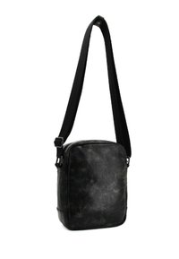 Borsa a tracolla nera in pelle con superficie testurizzata, forma rettangolare, tracolla regolabile e chiusura con zip. Pisciata con hardware minimale.