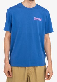 Modré bavlněné tričko s krátkými rukávy a kulatým výstřihem. Na levé části hrudníku je menší růžové logo "Element". Klasický střih.
