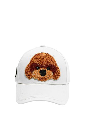 Gorra de béisbol blanca con una cara de perro marrón bordada y texturizada que presenta ojos y nariz negros en el panel delantero.