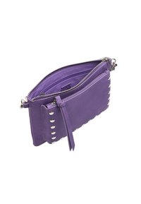 Fioletowa skórzana kopertówka z srebrnymi ćwiekami po jednej stronie. Posiada dwie zamykane na zamek komory oraz wstążkowy akcent po jednej stronie.