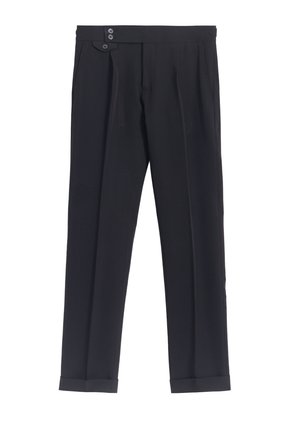 Pantalones de vestir negros a medida con dobladillos y tres botones negros en el costado de la cintura.