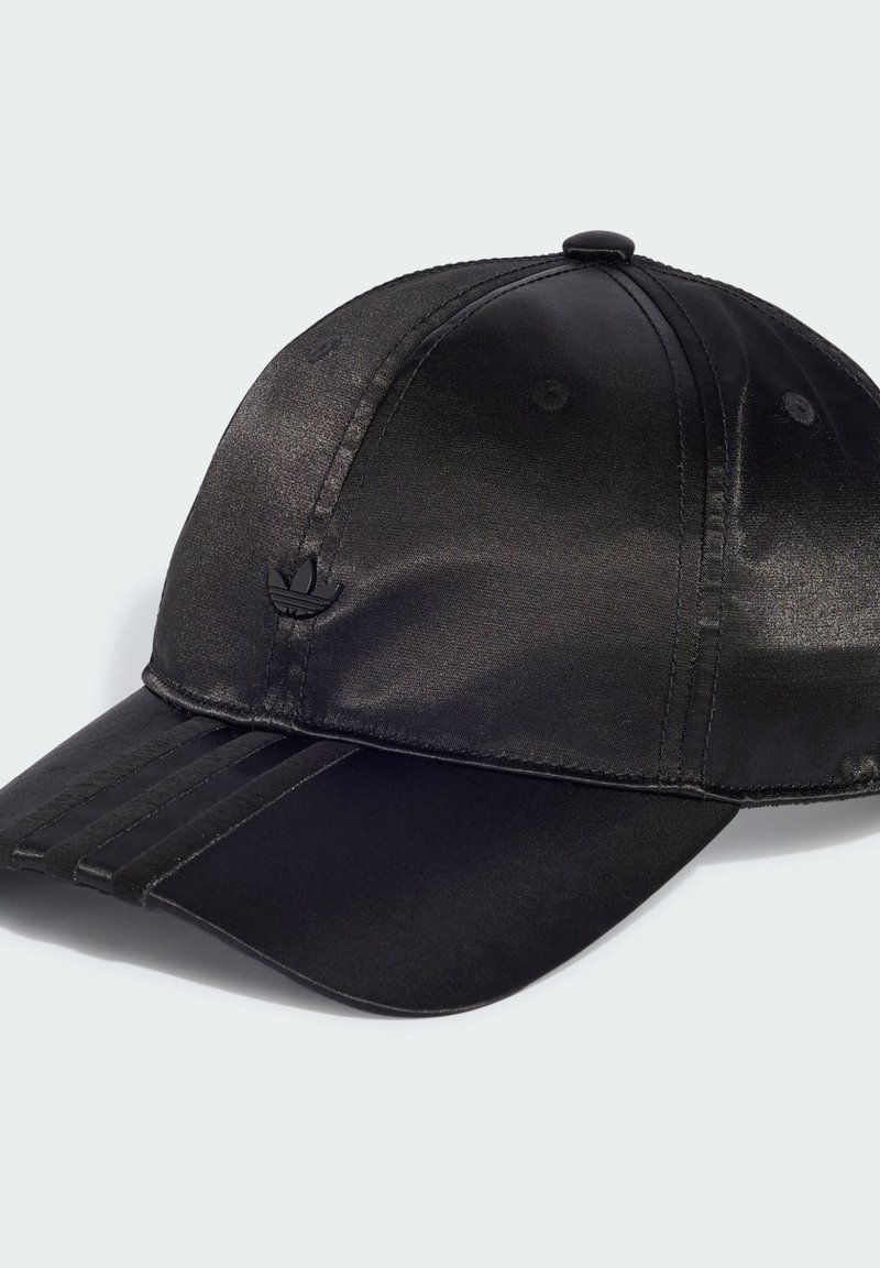 Gorra de béisbol de satén negro con tres rayas cosidas en la visera y un pequeño logo en relieve en el panel lateral.