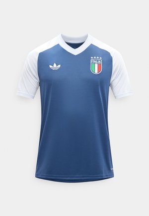 Sinine ja valge lühikeste varrukatega jalgpallimärk Itaalia embleemiga ja Adidas logo rinnal, kujundatud V-kaelusega.