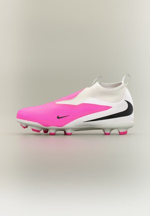 Crampon de football Nike rose et blanc avec logo Swoosh noir, col de cheville semblable à une chaussette et crampons moulés sur une surface grise claire.