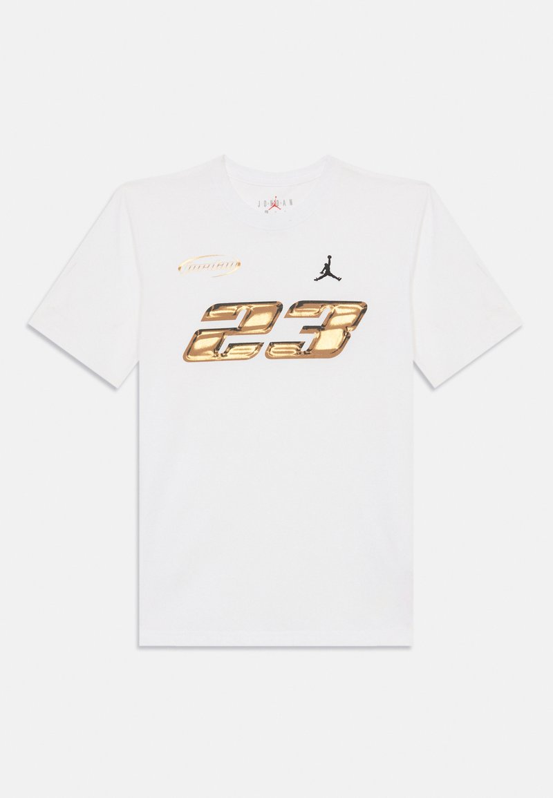 T-shirt bianco a maniche corte con il numero "23" dorato e il logo Jumpman nero, marchio Jordan in oro e rosso vicino al colletto.