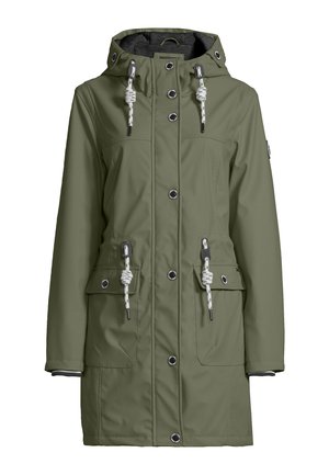 Olijfgroen lange regenjas met capuchon, witte trekkoorden, drukknoopsluitingen en twee grote voorflappen.