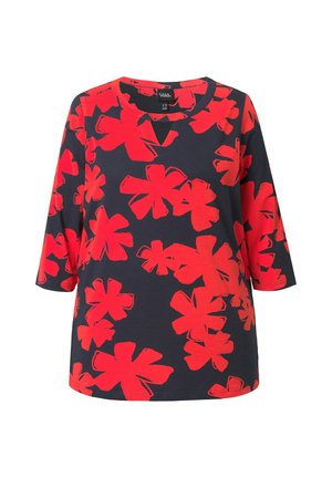 Camiseta de manga larga azul marino con un llamativo patrón floral abstracto en rojo y cuello redondo.