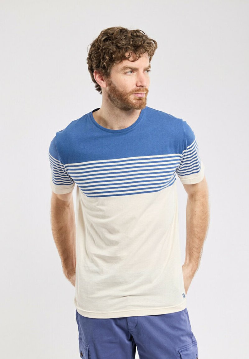 T-shirt à col rond à rayures bleues et blanches en coton, doté de manches courtes et d'une coupe décontractée. Présenté sur un fond neutre.