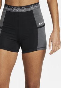 Czarne i szare szorty sportowe Nike Pro z textured pasem w talii i boczną kieszenią, z wykończeniami szwów oraz małym akcentem logo.