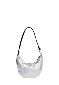 Borsa in nylon argentato con forma curva, tracolla nera regolabile, chiusura con zip e consistenza sottile; presenta un piccolo logo sul lato.