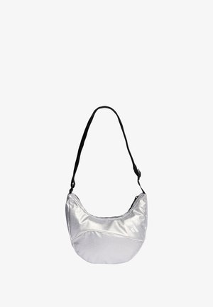 Borsa in nylon argentato con forma curva, tracolla nera regolabile, chiusura con zip e consistenza sottile; presenta un piccolo logo sul lato.