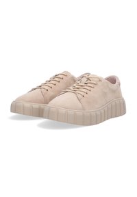 Beige Wildleder-Sneakers mit runder Zehenform, flachen Schnürsenkeln, gepolstertem Kragen und dicker Gummisohle, die horizontale Rillen für besseren Halt aufweist.