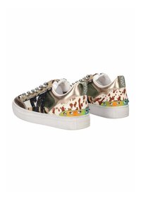 Sneaker multicolori con una combinazione di motivi metallici, stampa animale e texture. Presentano borchie argentate e un accento vibrante con borchie sul tallone.