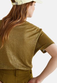 Monoprix COL V IRISÉ - T-shirt basique - picholine