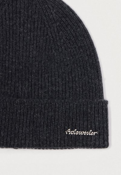 Tummanharmaa neulepipo, jossa on ribbikuvio. Siinä on taitettu reunus ja kontrastivärinen brodeerattu "Wolverine"-logo.