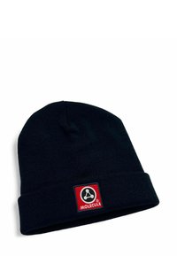 Mustast kootud müts, millel on voltitud äär ning punane ruudukujuline plaastriga, millel on valge logo ja tekst "MOLECULE." Pehme tekstuur ja keha järgnev disain.