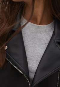 Stradivarius Veste en similicuir - black