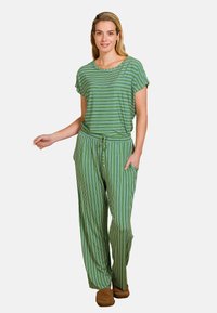 Groen gestreepte pyjama set met korte mouwen en loszittende broeken met een trekkoord in de taille. Zachte stof en zijzakken.
