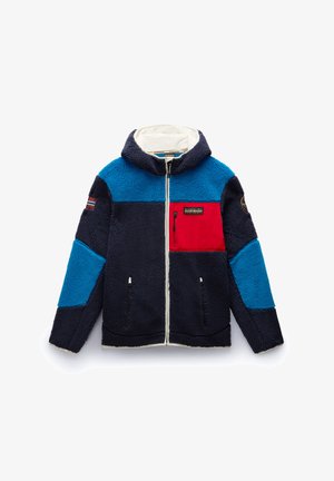 Chaqueta de forro polar con capucha, que presenta paneles en azul y marino, un bolsillo en el pecho rojo, bolsillos laterales con cremallera y tejido texturizado.