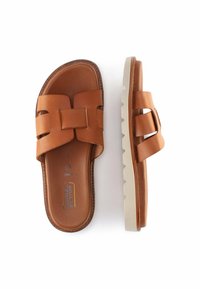 Brune læderslidesandal med et bredt, knyttet stropdesign og en let, tekstureret cremefarvet sål. Har indvendig polstring for komfort.