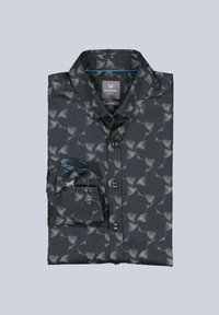 Schwarzes Hemd mit wirbelndem weißem Muster; schlanker Schnitt mit Kragen und einer einzelnen Brusttasche, ordentlich zum Ausstellen gefaltet.