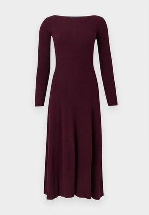 Hosszú ujjú, bordázott kötött midi ruha mély bordó színben, testhez simuló felső résszel és szoknyával, ami bővül.