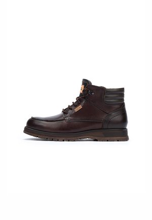Bottines en cuir marron avec une finition lisse, un col rembourré, un laçage à l'avant et une semelle texturée pour une meilleure adhérence. Présente des détails de marque subtils.