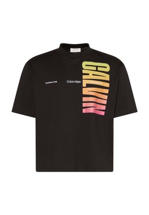Calvin Klein Jeans, 90S FIT CALVIN PRIDE - Camiseta estampada - black