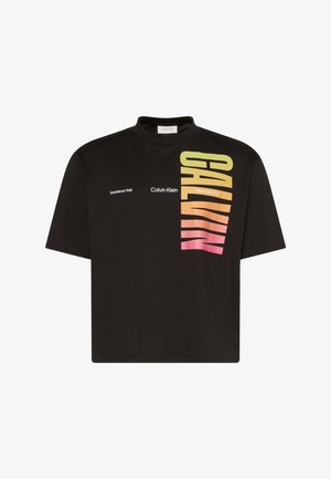 Calvin Klein Jeans, 90S FIT CALVIN PRIDE - Trükipildiga T-särk - black