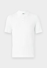 Hvid kortærmet polo-shirt lavet af tekstureret strikstof, med krave og tre knaplukninger, samt en fin vertikal ribbingsmønster.