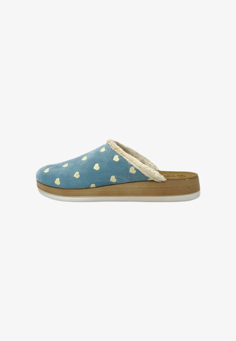 Pantofole blu con motivi a cuore bianchi, texture morbida, bordo in pelliccia sintetica e suola robusta di colore marrone chiaro con base in gomma bianca.