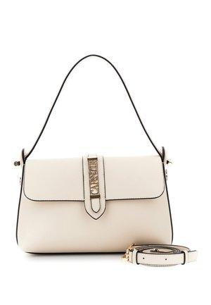 Borsa in pelle color crema con bordi neri, tracolla con fibbia dorata etichettata "CAVENCIER", manico superiore e tracolla removibile accanto.