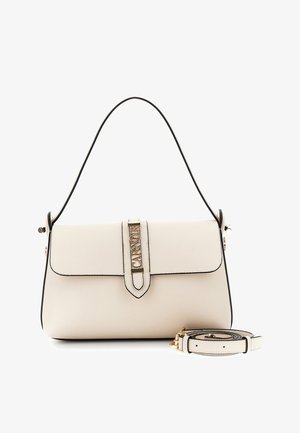 Bolso de mano de cuero crema con borde negro, correa con hebilla dorada con la etiqueta "CAVENCIER", asa superior y una correa de hombro desmontable al lado.