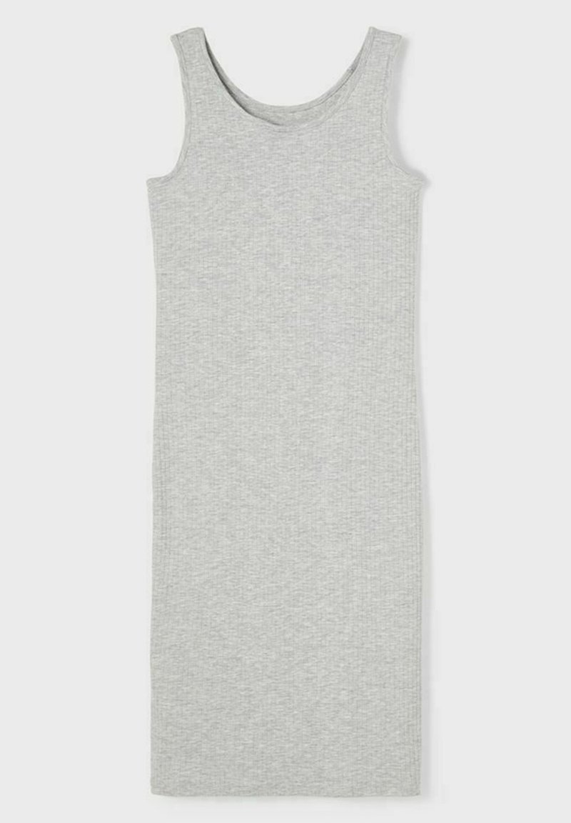 Robe sans manches en maille côtelée grise avec un col rond, une coupe jusqu'aux genoux et une texture lisse ; design simple et ajusté sans détails supplémentaires.