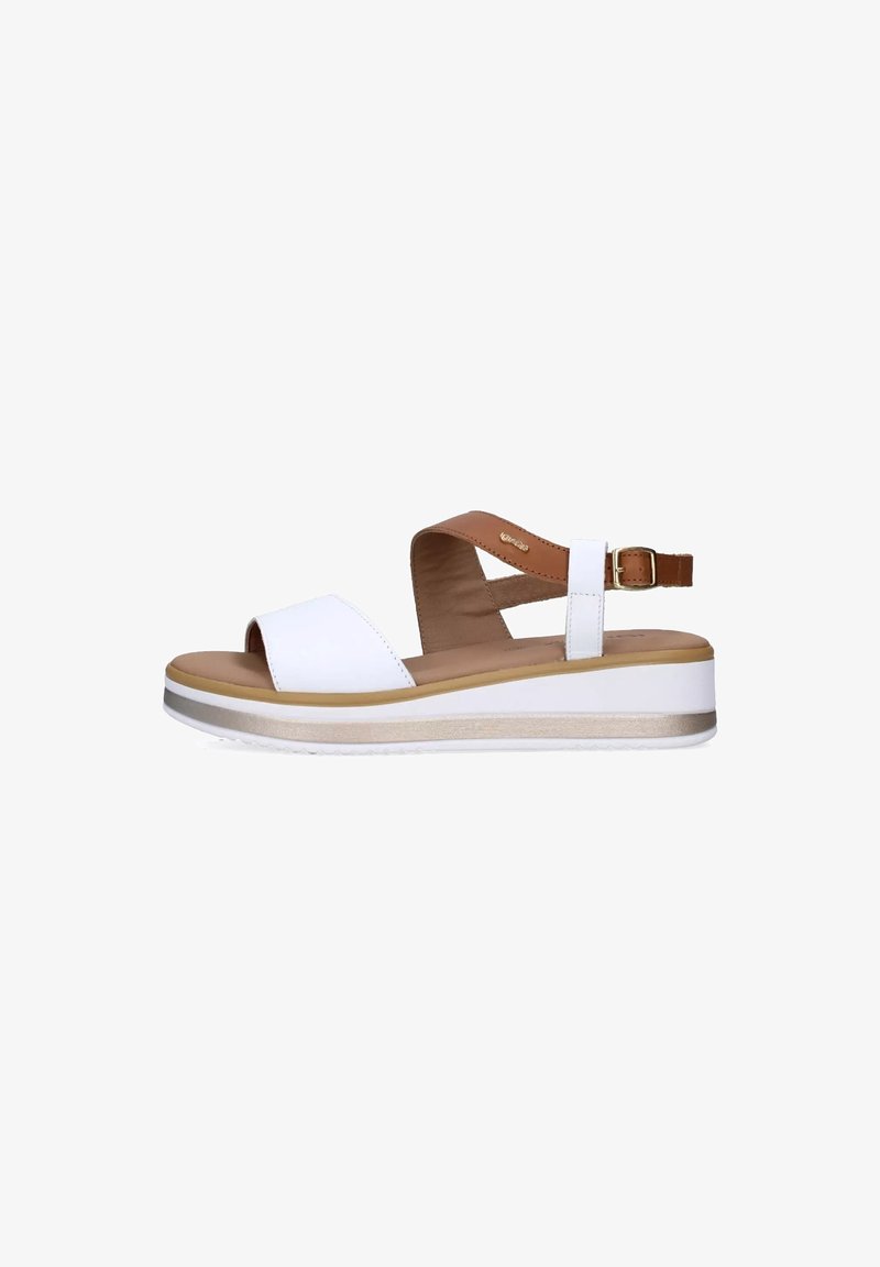Sandales compensées blanches avec une bride marron à la cheville, dotées d'une tige synthétique lisse et d'une semelle en caoutchouc texturée avec une bande accent dorée.
