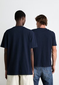 Tommy Jeans ENTRY TEE UNISEX - Camiseta estampada - dark night navy