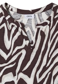 Top pour femme marron et blanc à imprimé zèbre avec une encolure en trou de serrure et une étiquette de marque "CECEL" au col.