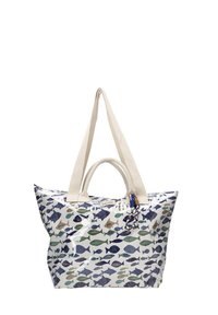 Bolso tote con un patrón de peces en azul, verde y beige sobre un fondo blanco. Presenta asas largas en beige y un acento de cuerda.