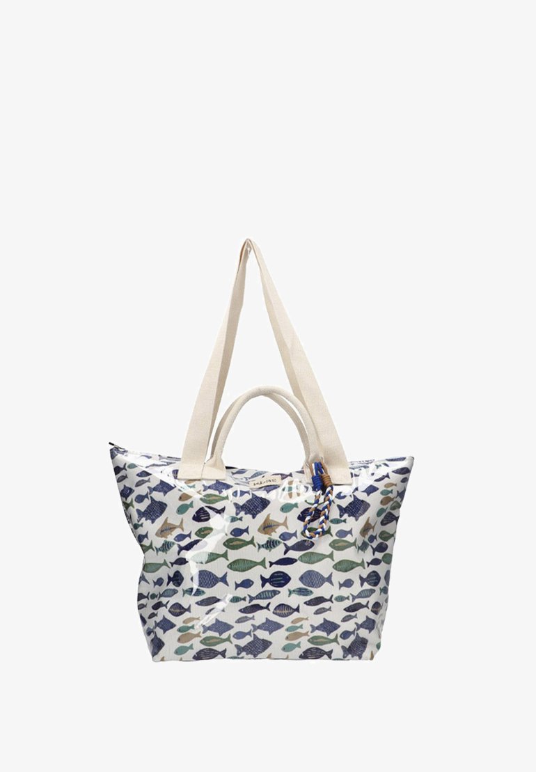Bolso tote con un patrón de peces en azul, verde y beige sobre un fondo blanco. Presenta asas largas en beige y un acento de cuerda.