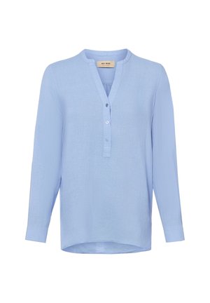 Blouse femme bleu clair à manches longues avec col en V, patte de boutonnage à trois boutons, poignets ajustés et ourlet légèrement arrondi.