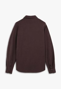 Camisa marrón de manga larga con cuello, que presenta puños abotonados y una textura suave. La parte posterior es lisa, con un dobladillo curvado.