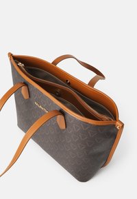 Ruda raštuota rankinė su šviesiai rudomis odinėmis diržais ir akcentais. Turinti užtrauktuką ir erdvią vidaus dalį saugojimui.