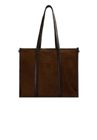 Bolso tote de ante marrón con dos asas de cuero oscuro, forma rectangular y diseño minimalista. Presenta una textura suave sin herrajes visibles.