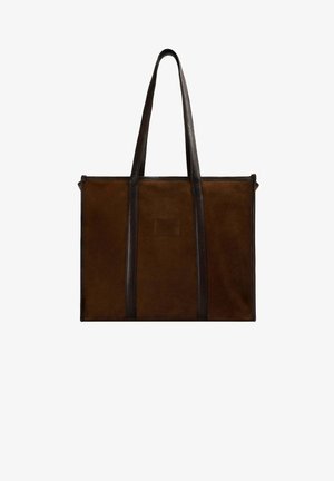 Bolso tote de ante marrón con dos asas de cuero oscuro, forma rectangular y diseño minimalista. Presenta una textura suave sin herrajes visibles.